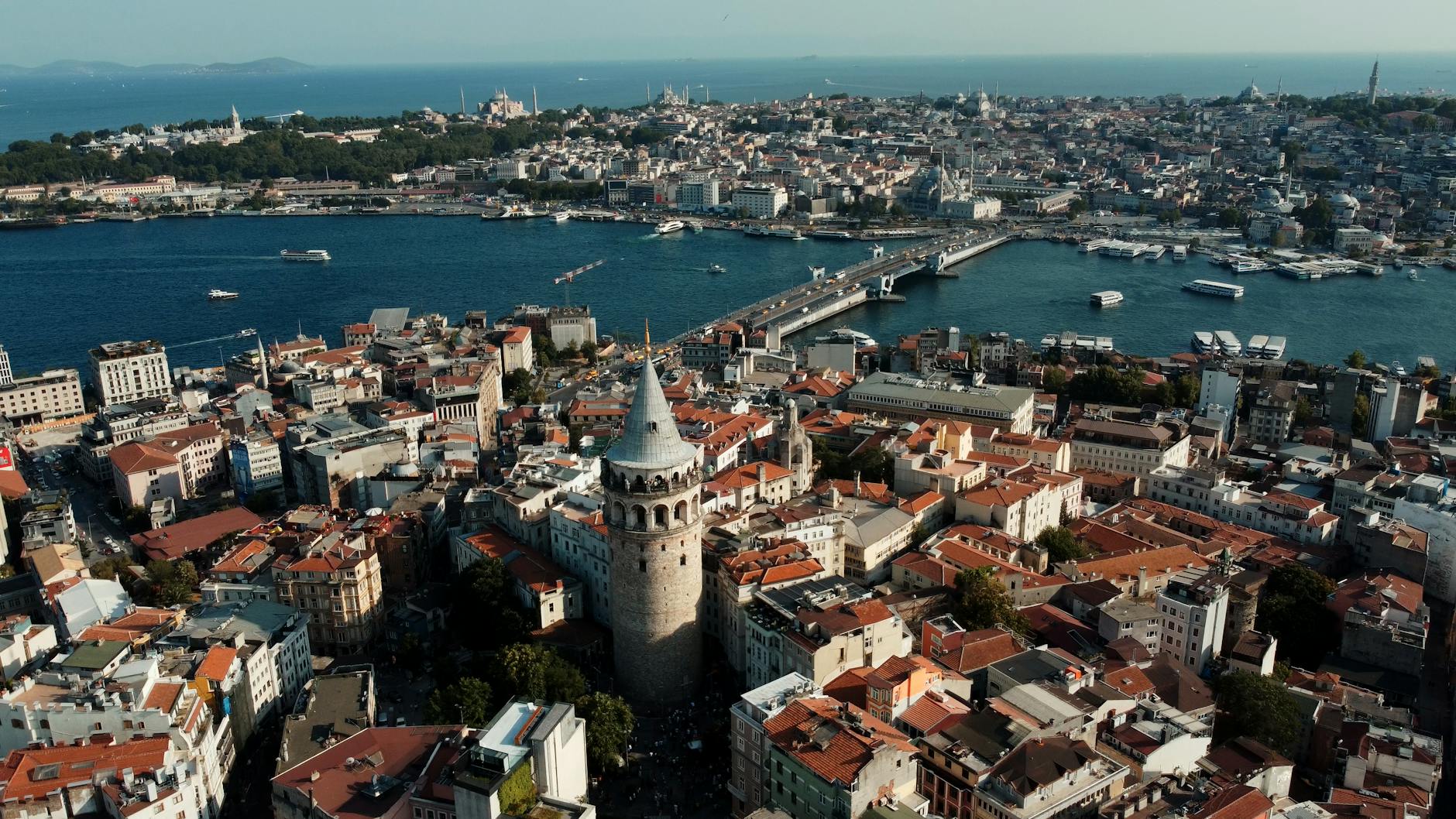 Vue aérienne illustrant le dénivelé important de la colline de Galata à Istanbul.