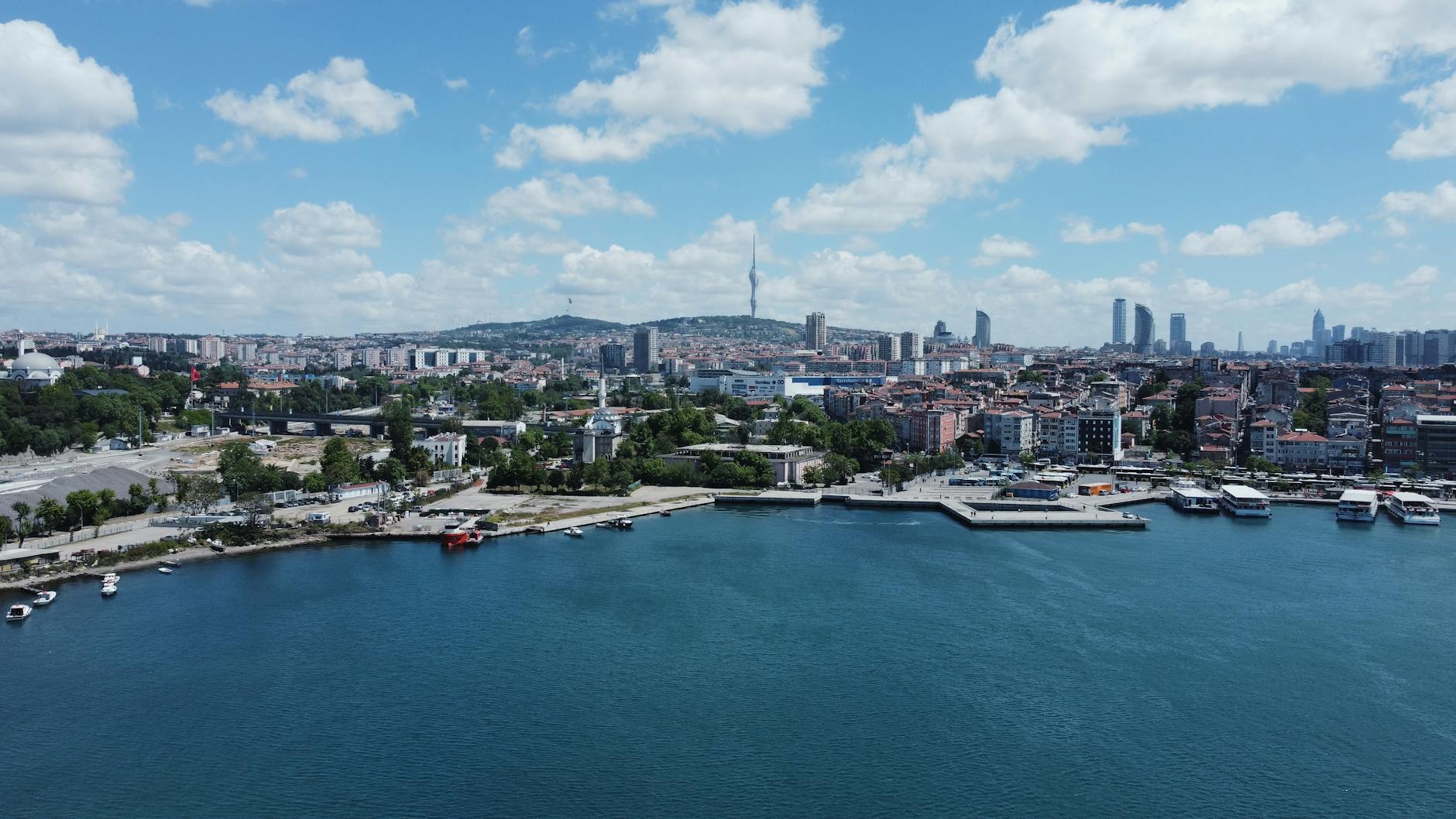 Vue aérienne de la côte de Kadıköy montrant les quais et la mer de Marmara.