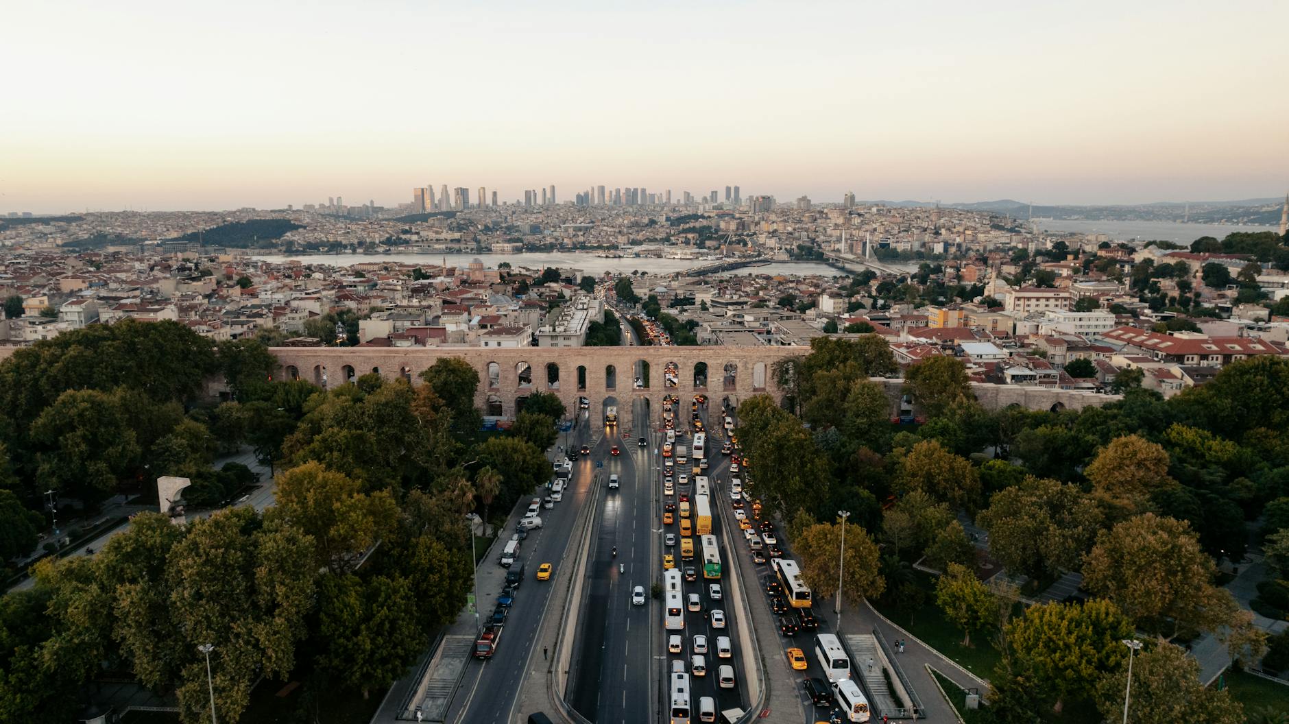 Panorama aérien de l'aqueduc de Valens surplombant les axes routiers d'Istanbul.