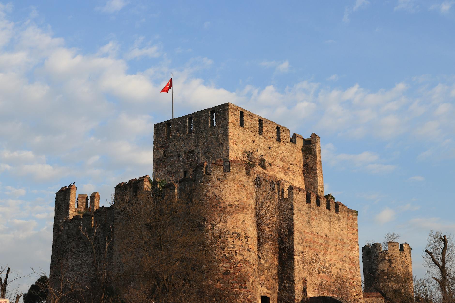 La forteresse d'Anadolu Hisarı dresse ses murs de pierre au bord de l'eau.