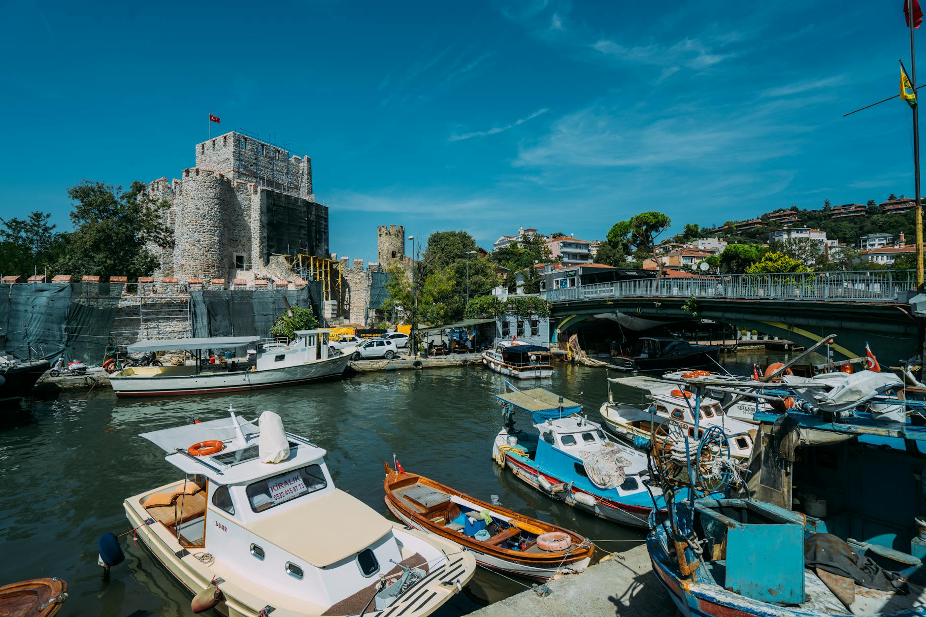 Les remparts d'Anadolu Hisarı dominent le port de plaisance du quartier historique.