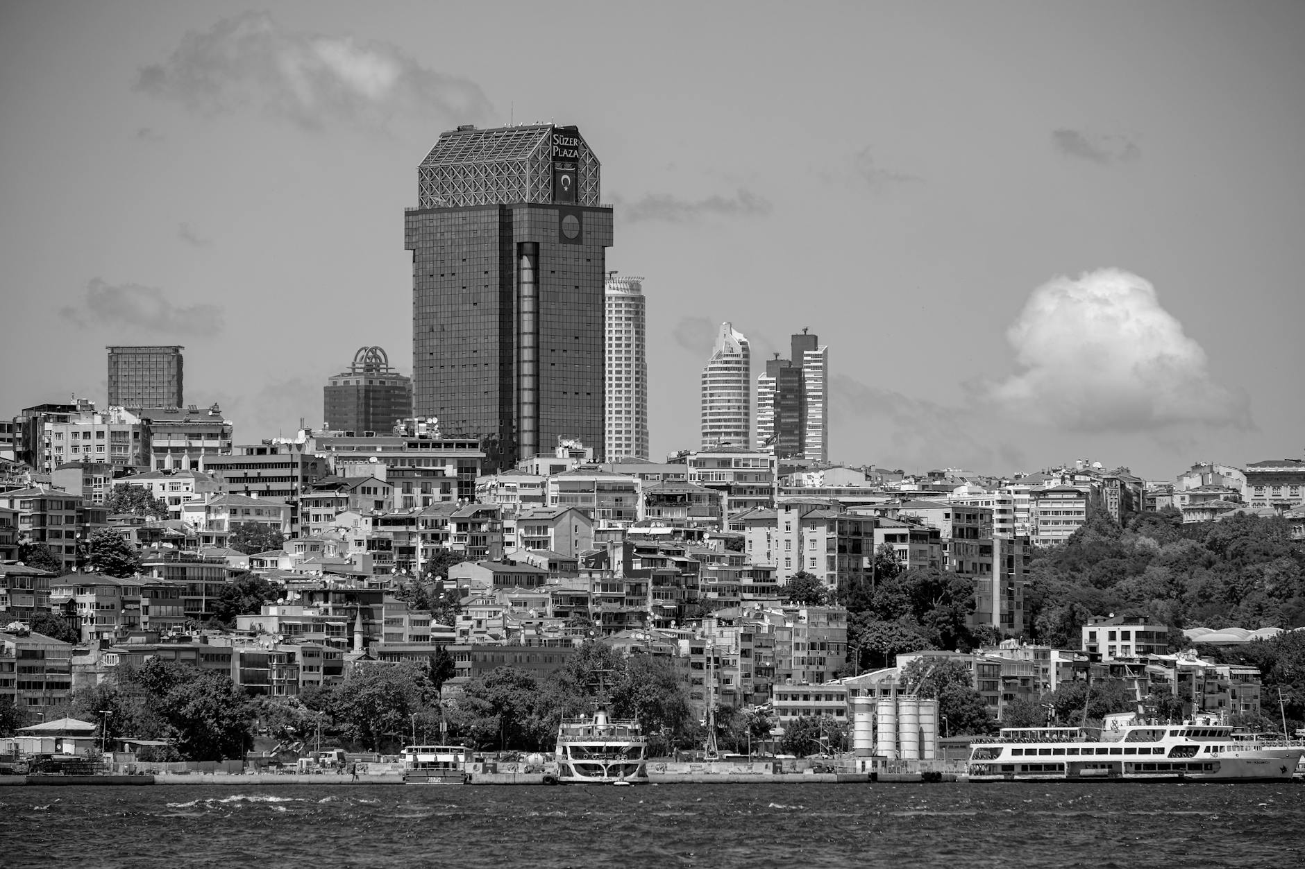 Vue sur le front de mer de Beşiktaş avec ses gratte-ciels modernes.