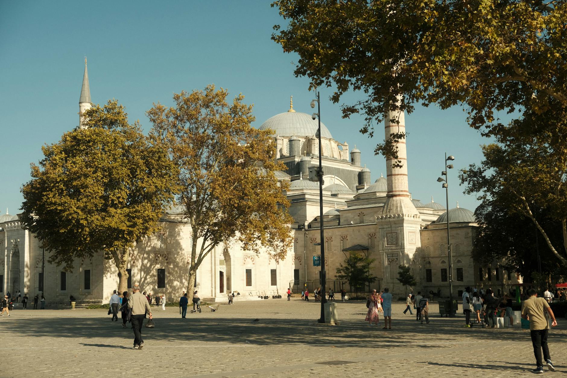 Vue de la mosquée de Beyazıt depuis la place impériale d'Istanbul au soleil.