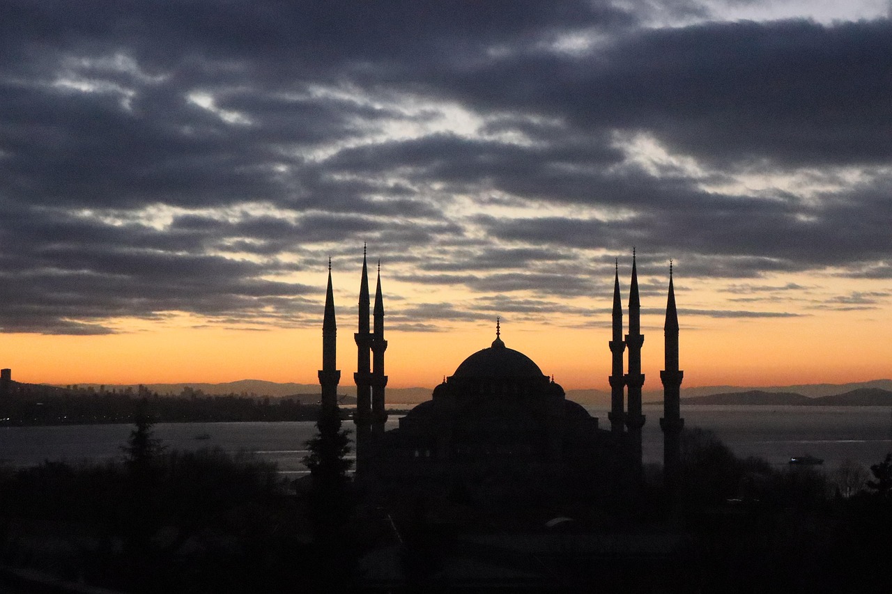 Coucher de soleil orangé sur la Mosquée Bleue au bord du Bosphore à Istanbul.