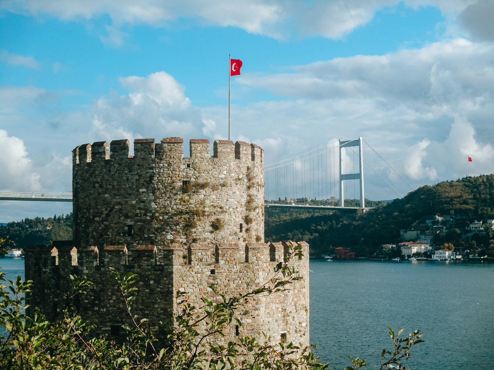 Une tour de la forteresse de Rumeli Hisarı surplombant le pont Fatih Sultan Mehmet.