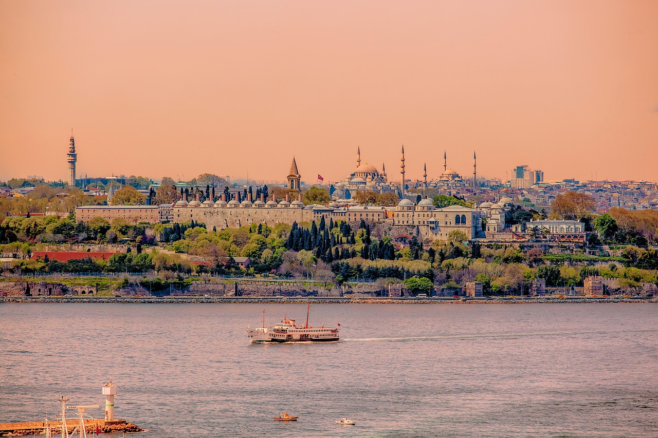 Vue panoramique sur la péninsule historique d'Istanbul depuis le détroit du Bosphore.