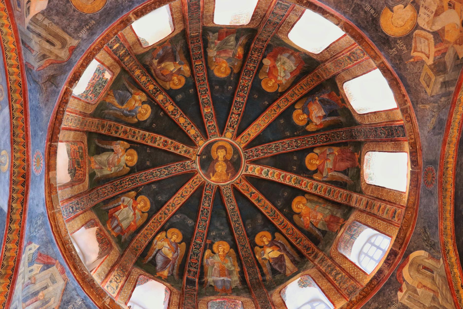 Vue en plongée sur la coupole de l'église Chora (Kariye) à Edirnekapı, Istanbul, montrant des fresques byzantines vibrantes, notamment la Vierge à l'Enfant au centre et des anges dans les pendentifs rayonnants.