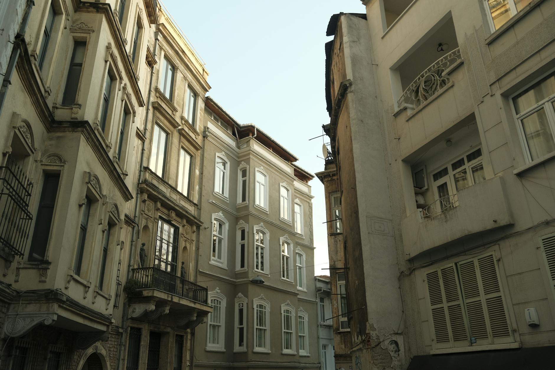 Façades classiques d'immeubles anciens dans une ruelle de Cihangir à Istanbul.