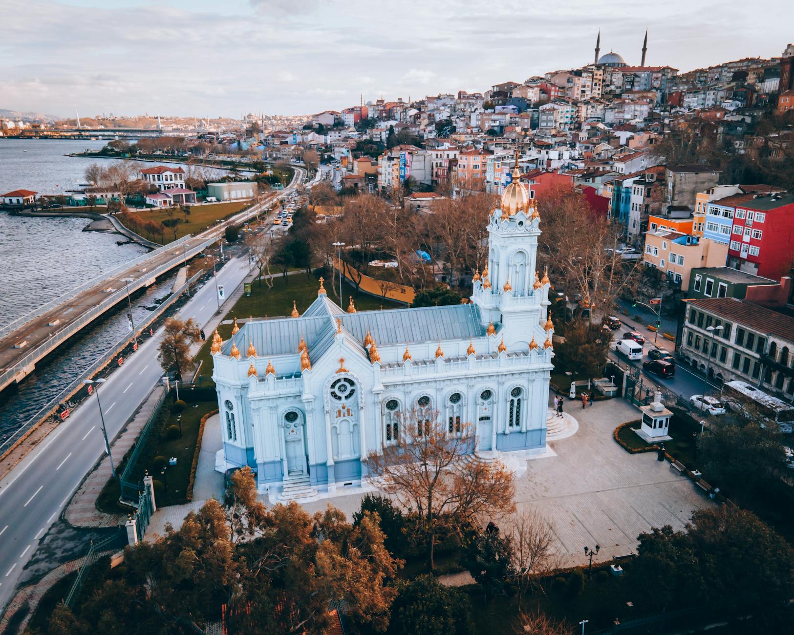 Vue aérienne de l'église bulgare Saint-Étienne de fer, reconnaissable à sa façade blanche et ses dômes dorés, située à Kuzguncuk sur les rives du Bosphore à Istanbul.
