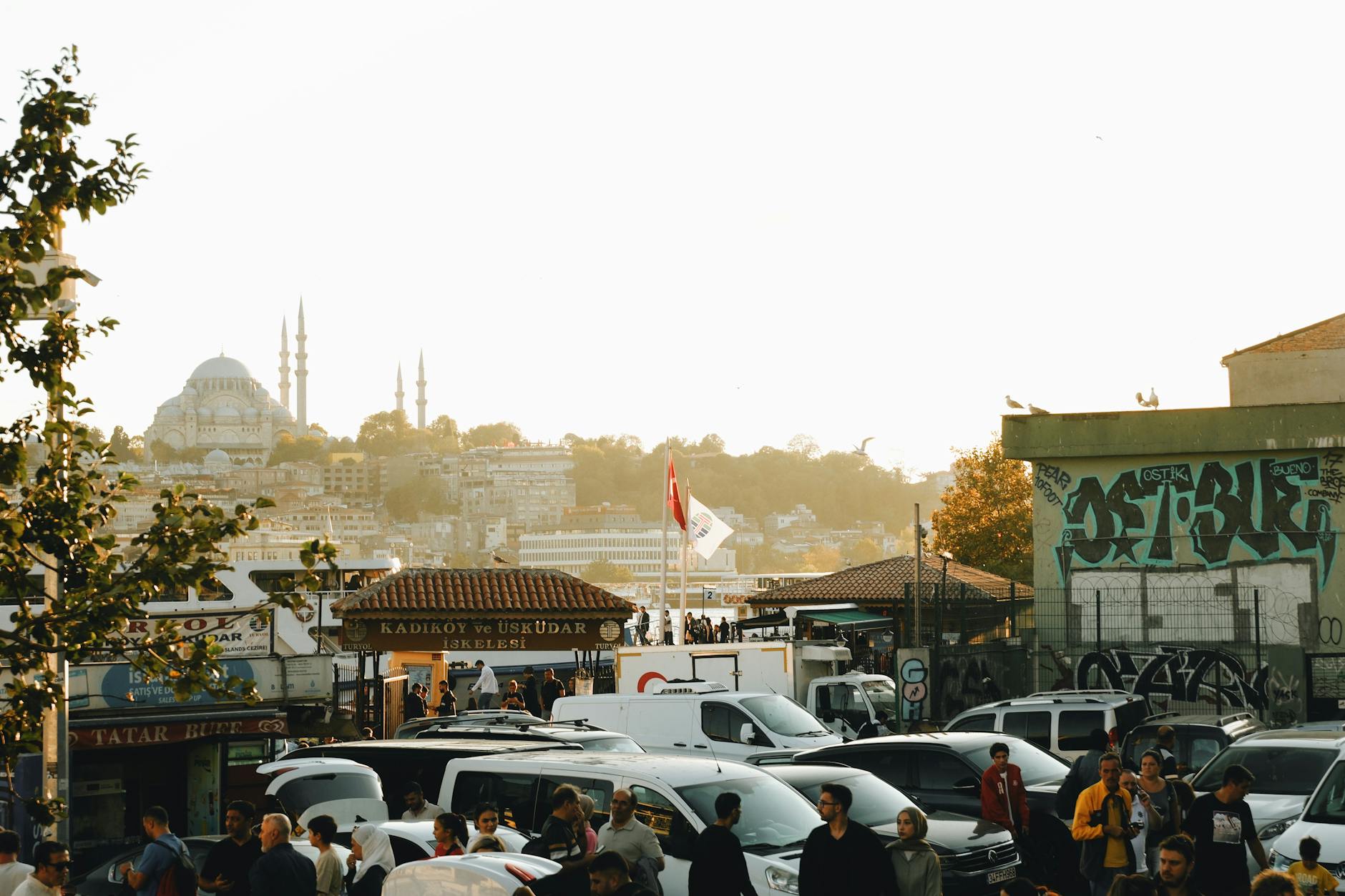 Le quai d'Eminönü avec la signalisation pour la traversée vers Üsküdar.