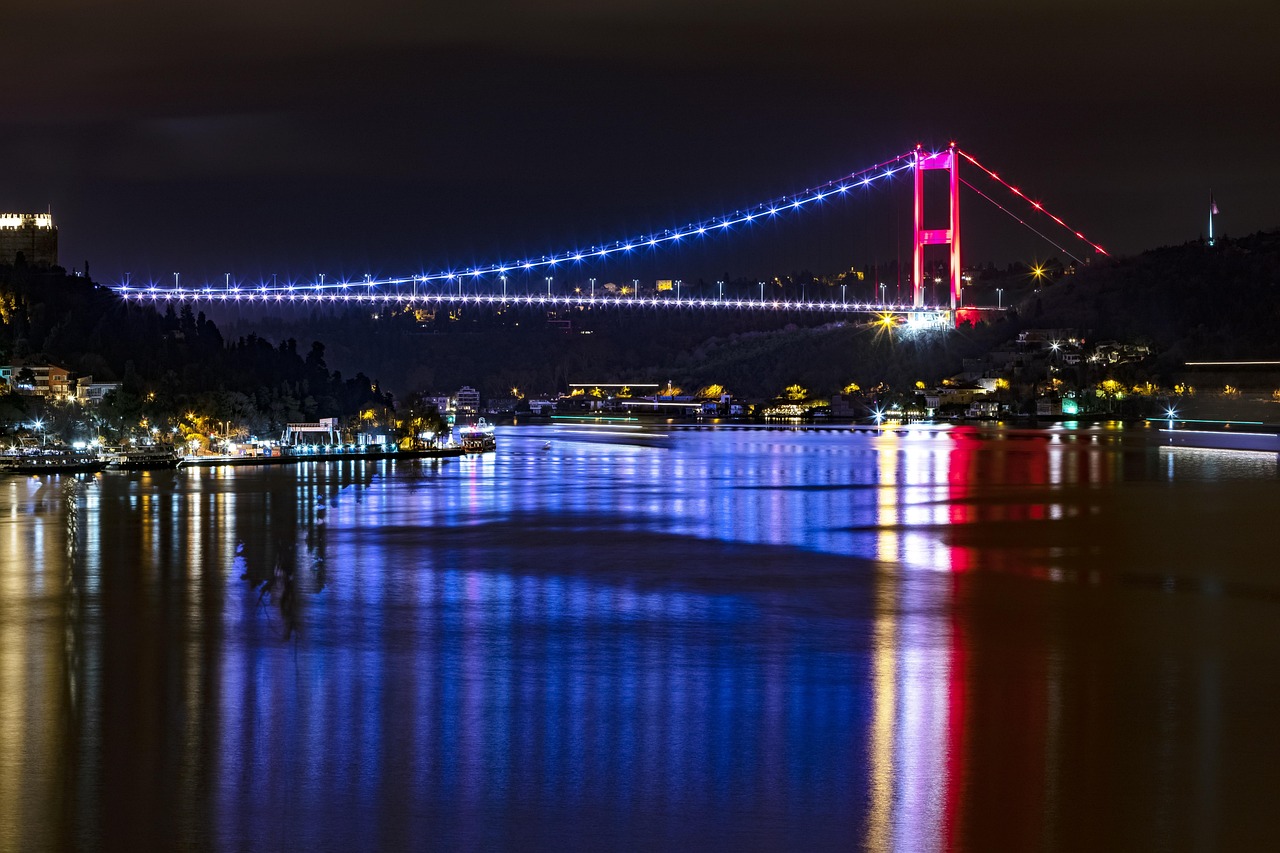 Le pont Fatih Sultan Mehmet illuminé de nuit, vu depuis le ferry sur le Bosphore.