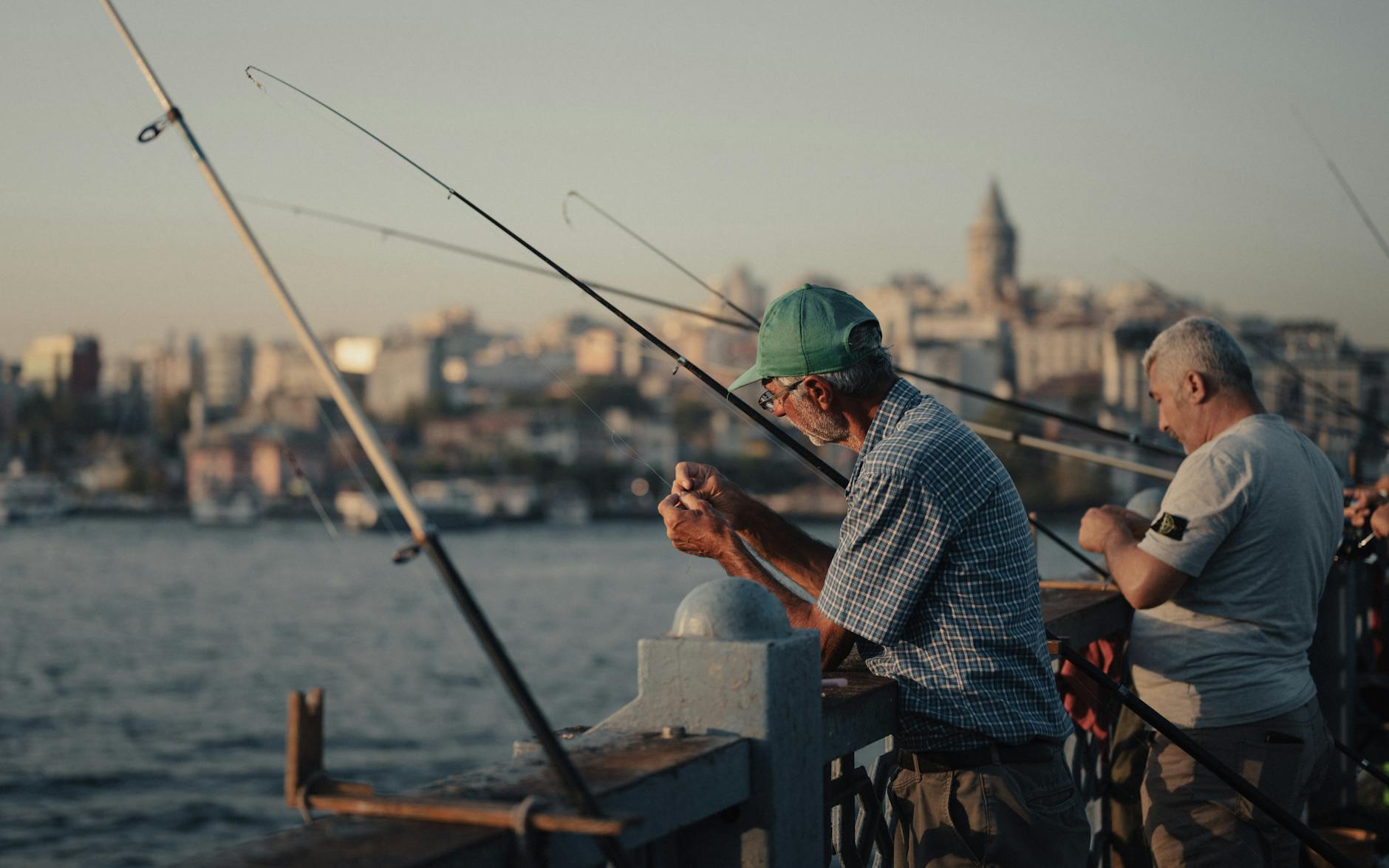 Scène de vie locale avec des pêcheurs sur le pont de Galata.