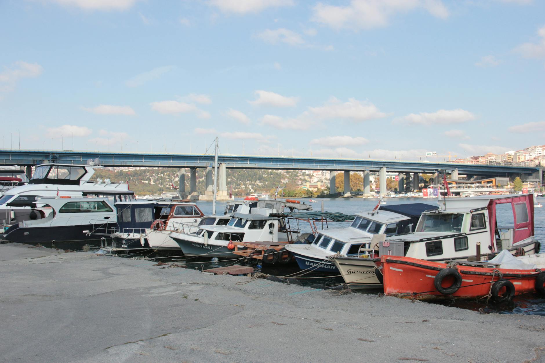 Des bateaux de pêche amarrés sur la Corne d'Or face aux collines.