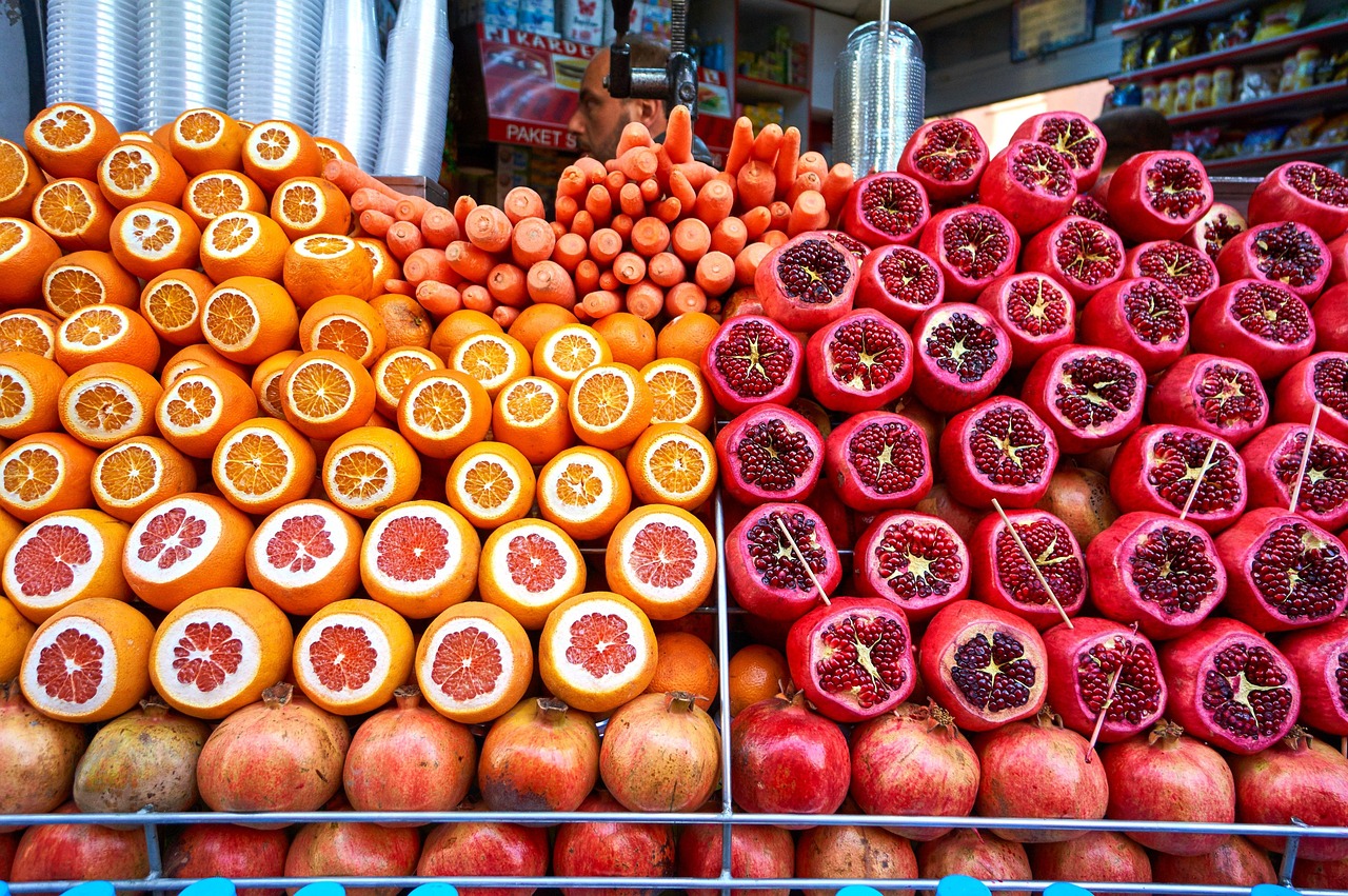 Étalage abondant de fruits frais pour jus pressés dans les rues d'Istanbul.