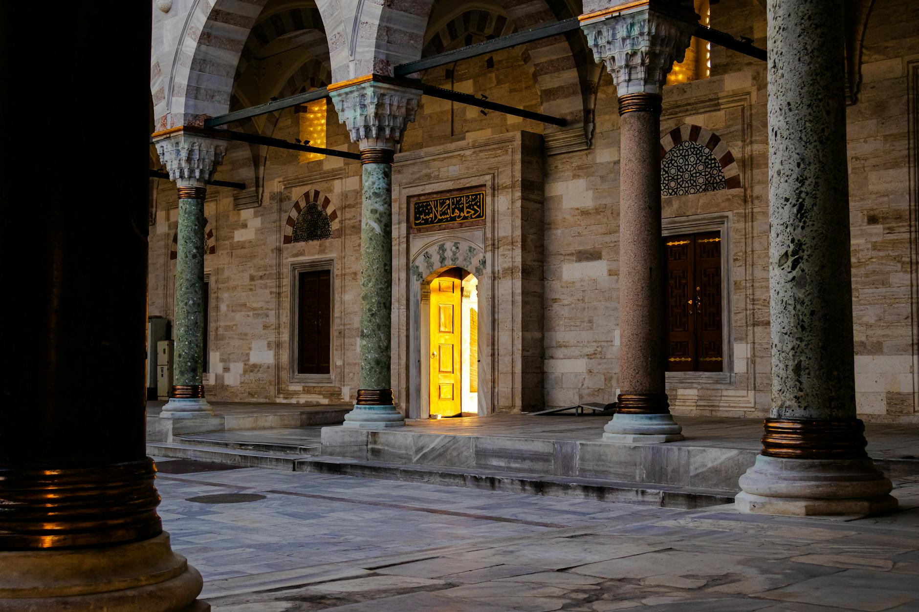 Détail d'une porte dorée et d'arcades dans la cour de la mosquée Beyazıt.