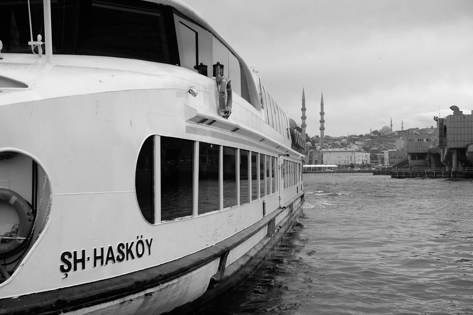 Un ferry nommé Hasköy navigue sur les eaux de la Corne d'Or.