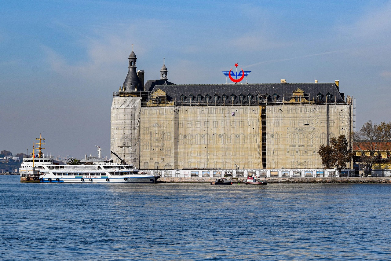 La gare historique de Haydarpaşa se dresse fièrement sur la rive asiatique d'Istanbul.