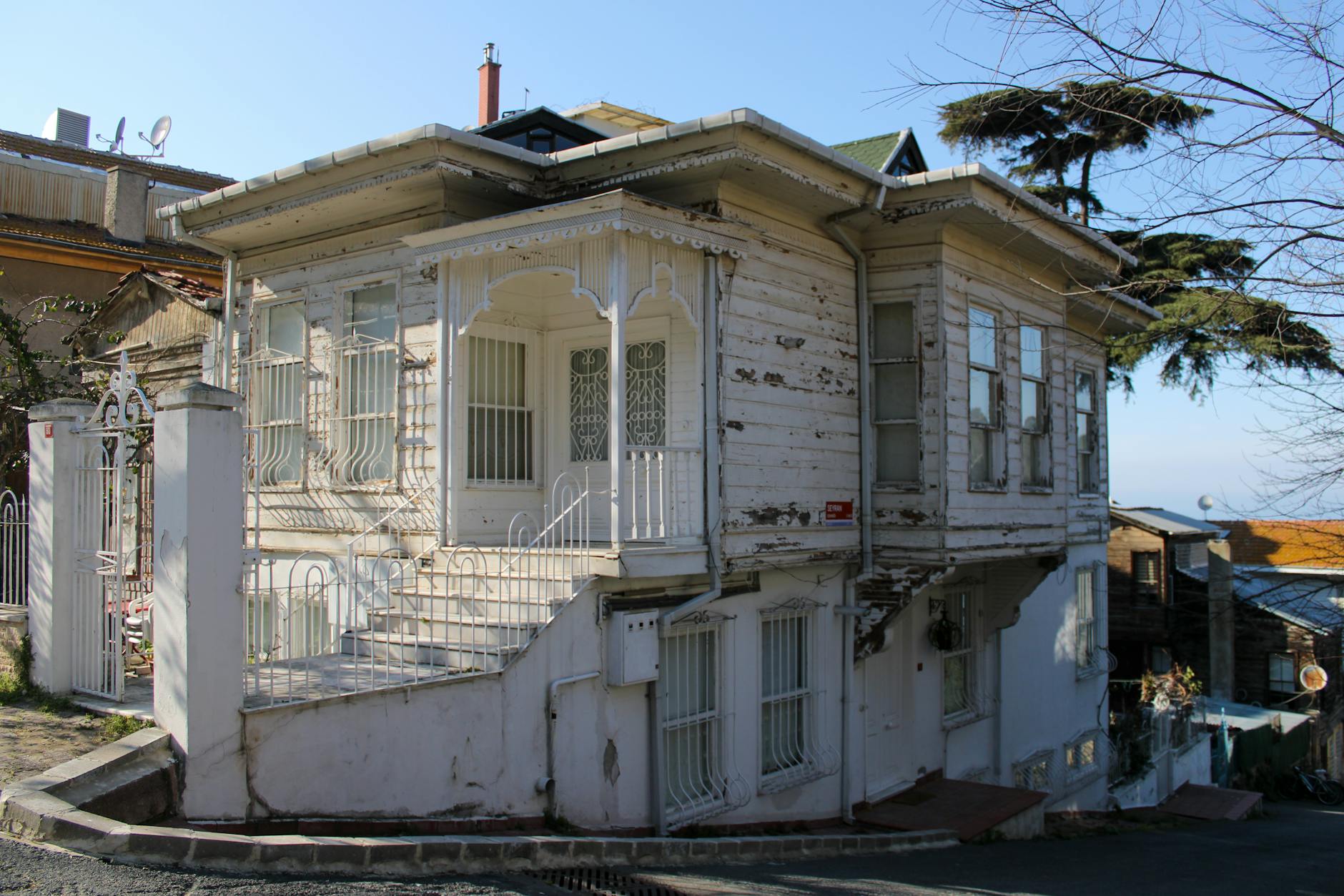 Demeure historique traditionnelle en bois typique des rues escarpées de Heybeliada.