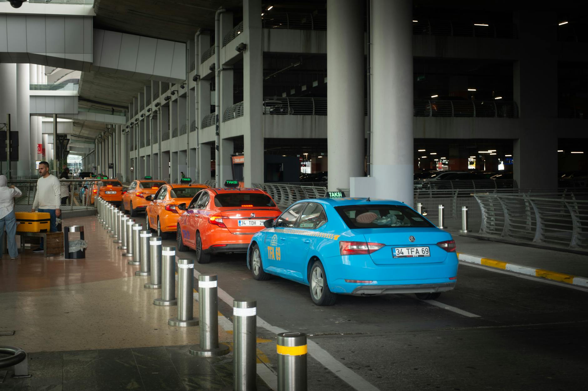 File de taxis colorés attendant des passagers à l'aéroport d'Istanbul.