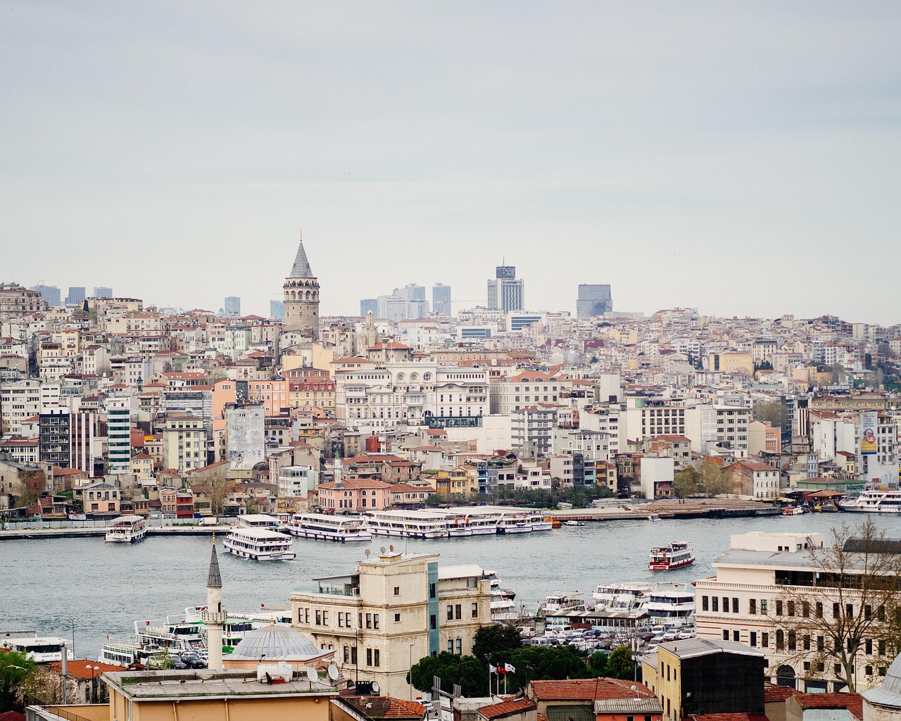 Panorama de la ville d'Istanbul avec la tour de Galata dominant le paysage urbain.