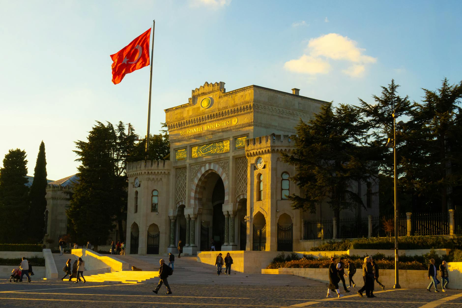 Parcourir Beyazıt entre la place impériale et le marché des livres Sahaflar