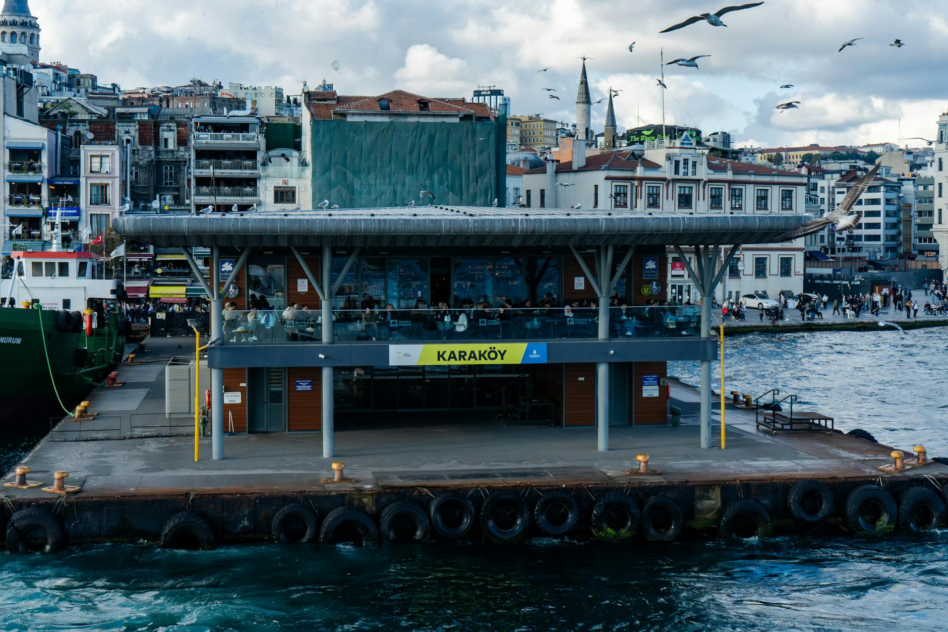 L'embarcadère moderne de Karaköy au bord du Bosphore à Istanbul.