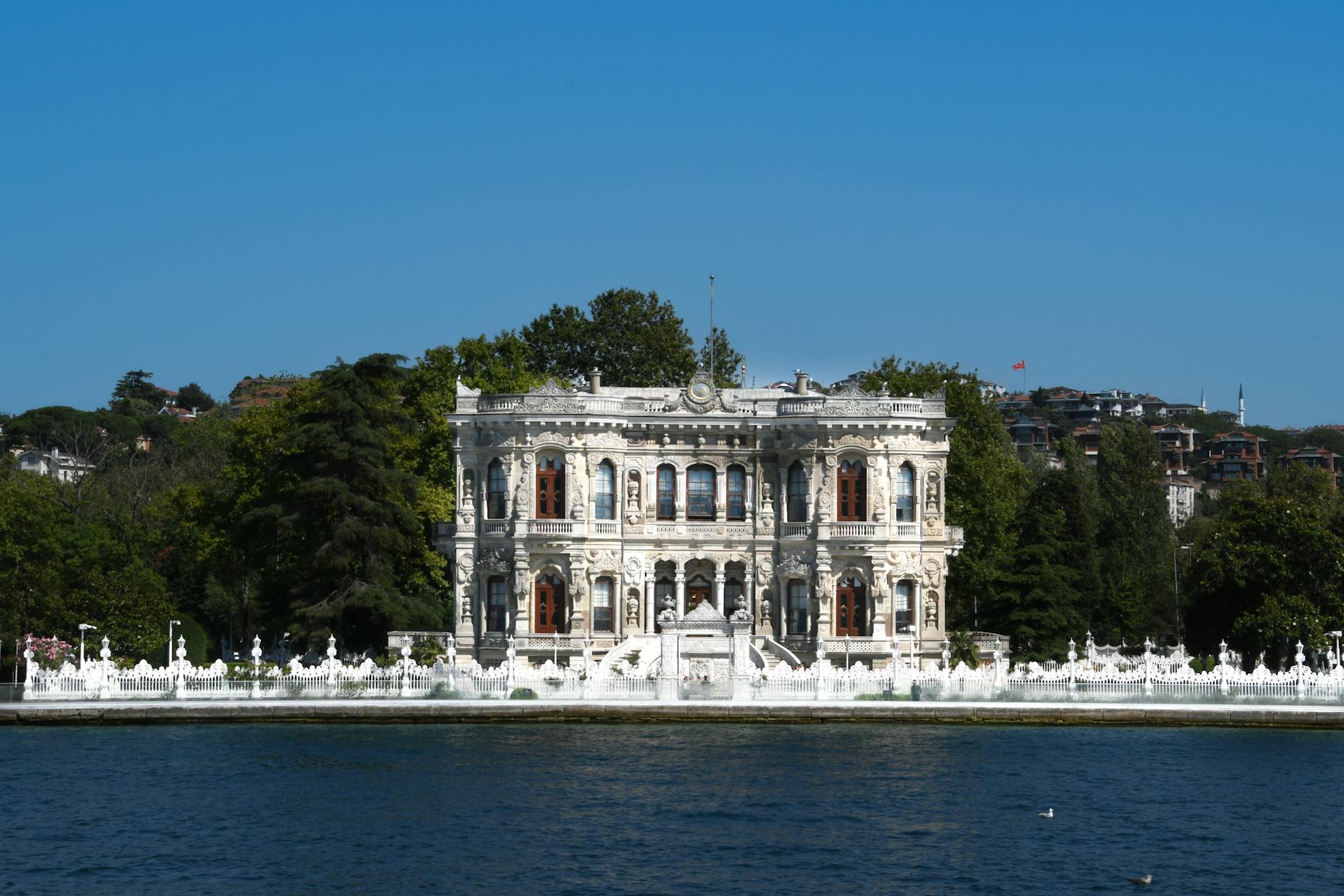 Le palais de Küçüksu se dresse élégamment au bord du détroit du Bosphore.