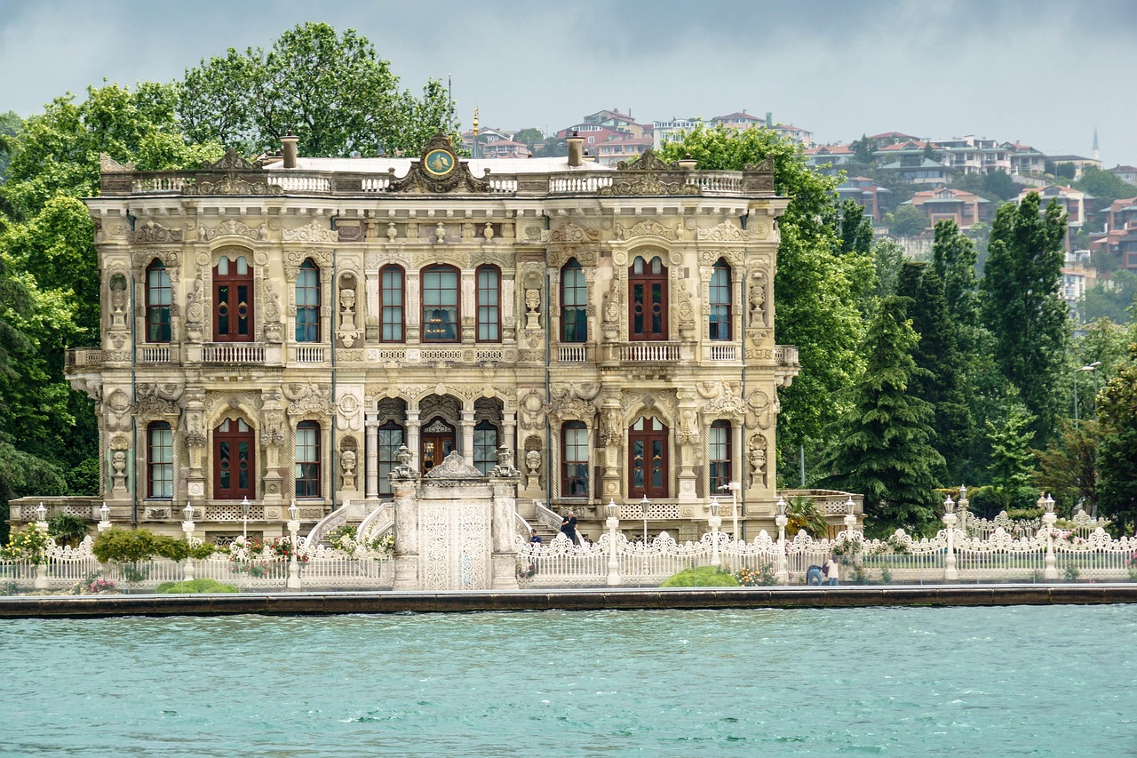 Marcher d'Anadolu Hisarı à Küçüksu entre forteresse médiévale et palais au bord de l'eau