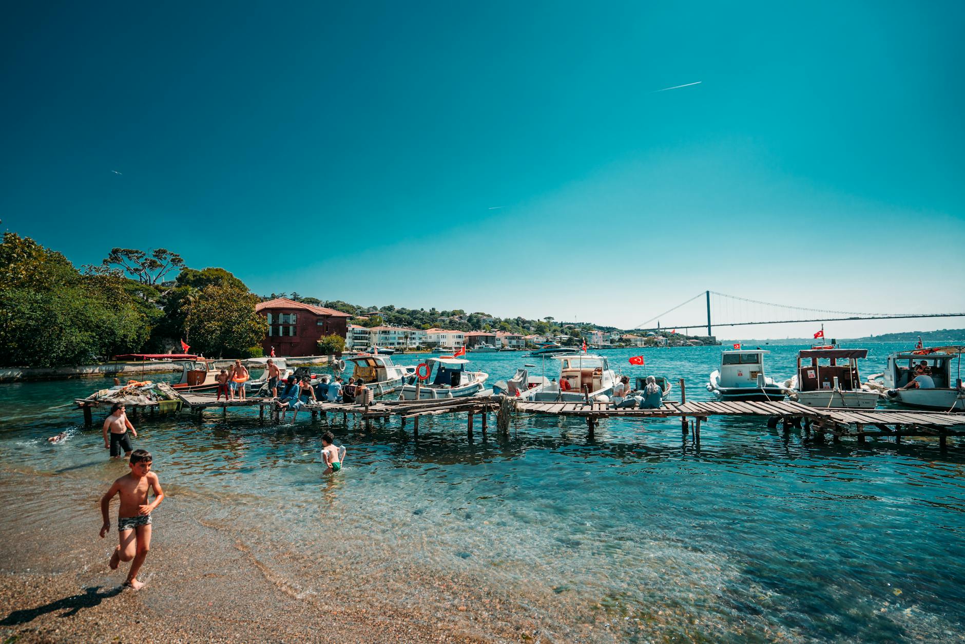 Scène de vie locale avec des enfants se baignant dans le Bosphore.