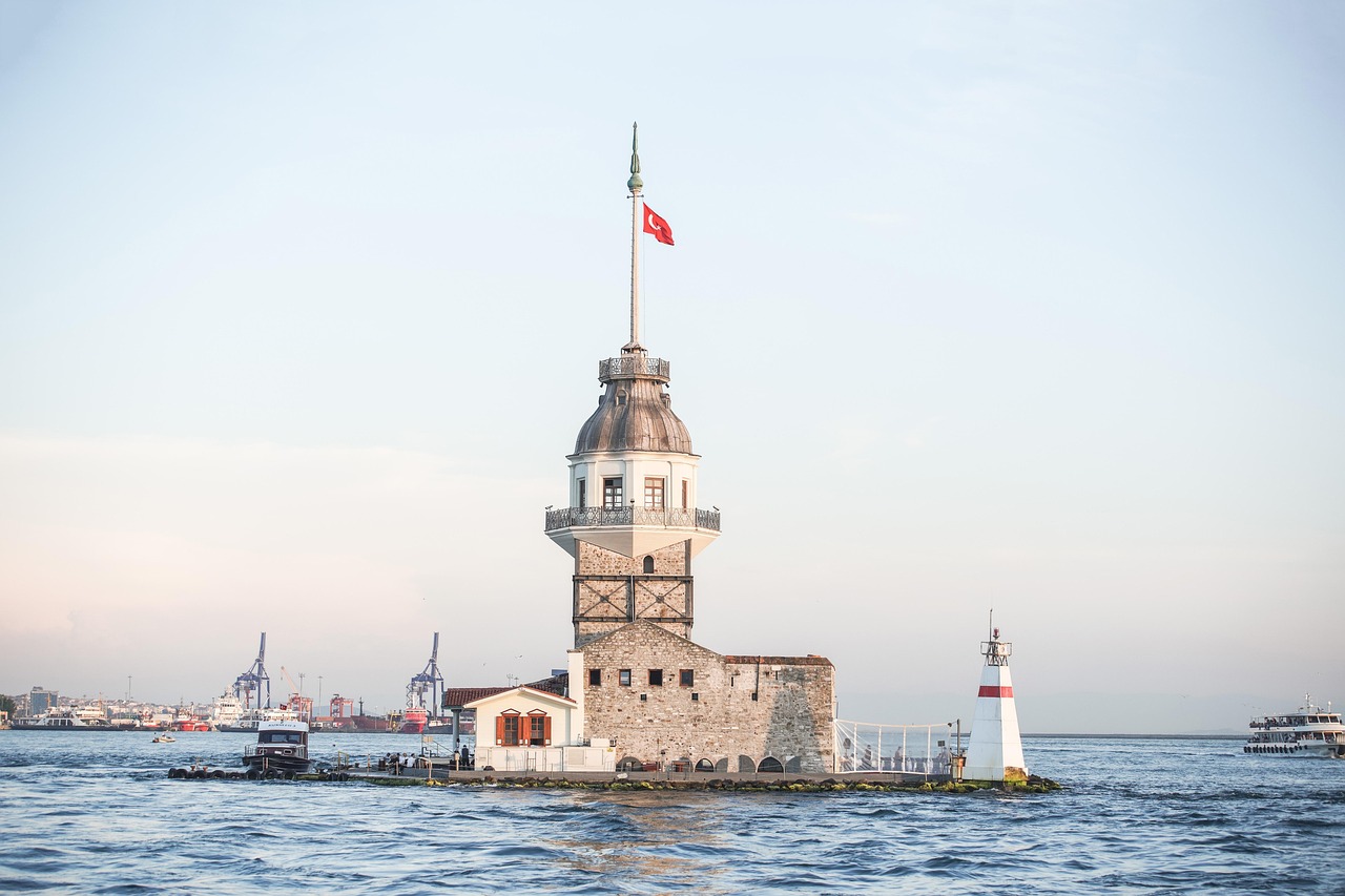 La tour de la Pucelle entourée par les eaux du Bosphore à Istanbul.