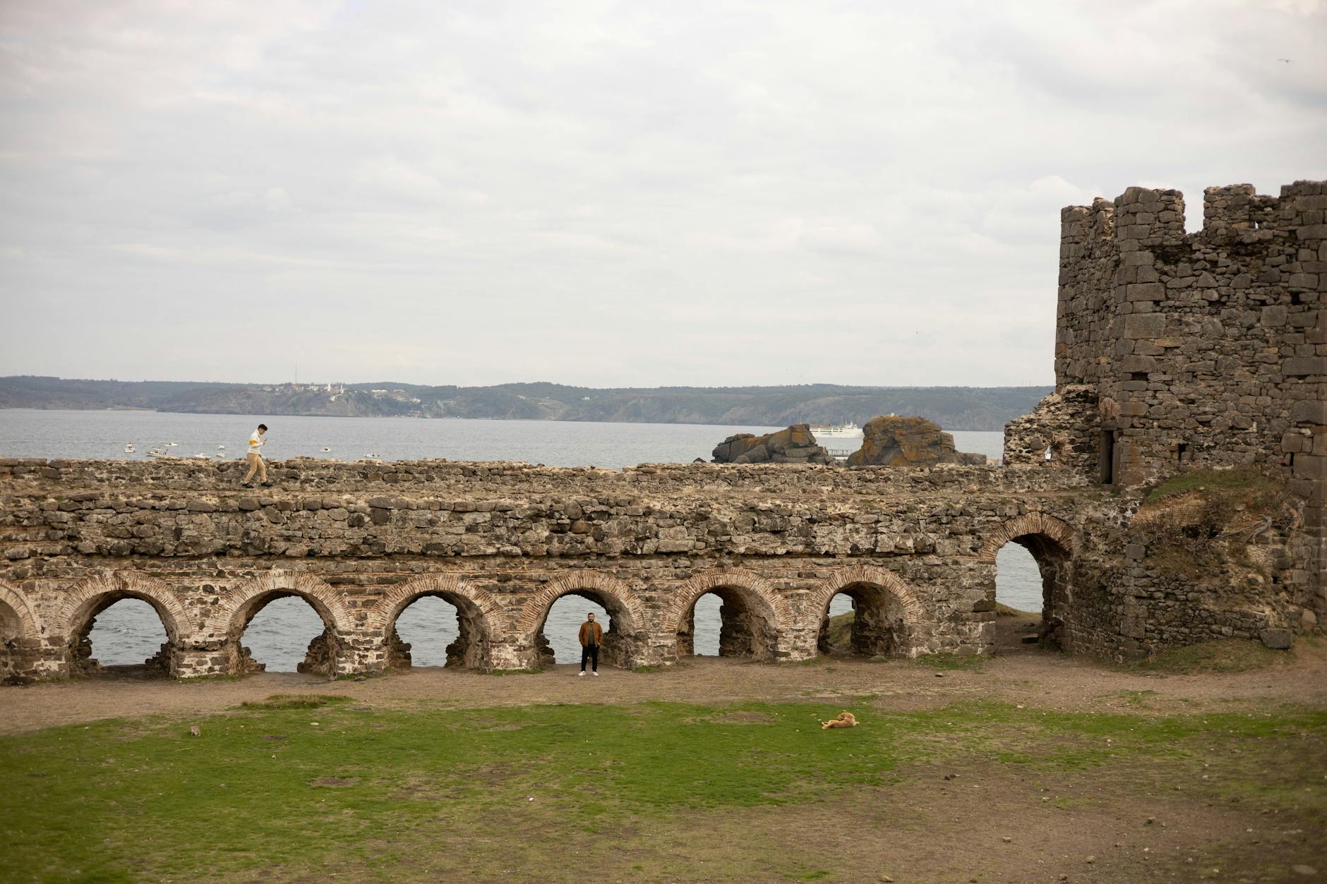 Tours et murailles en ruines de la forteresse de Rumeli Feneri sur la côte.
