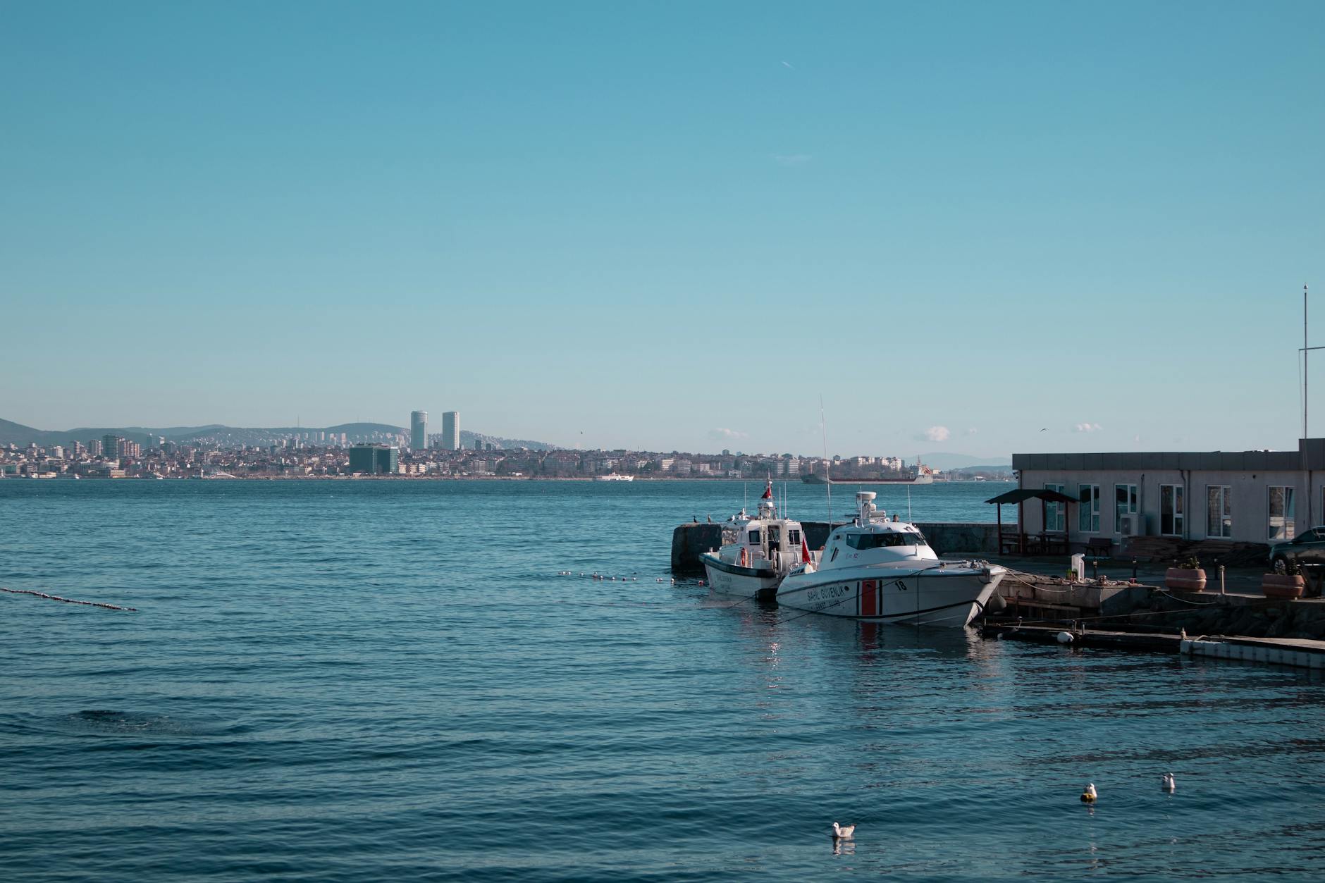 Silhouette d'un banc face au coucher du soleil dans un parc côtier stambouliote.