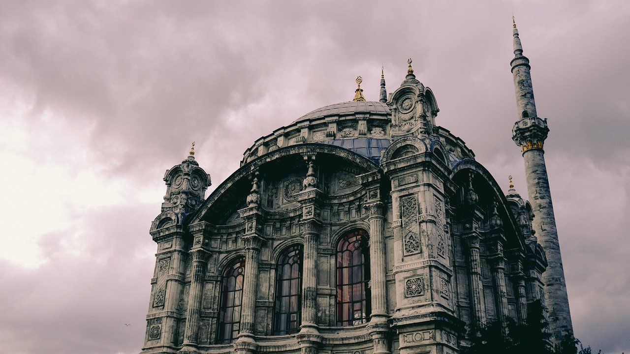 Gros plan sur les dômes et le minaret de la mosquée d'Ortaköy.