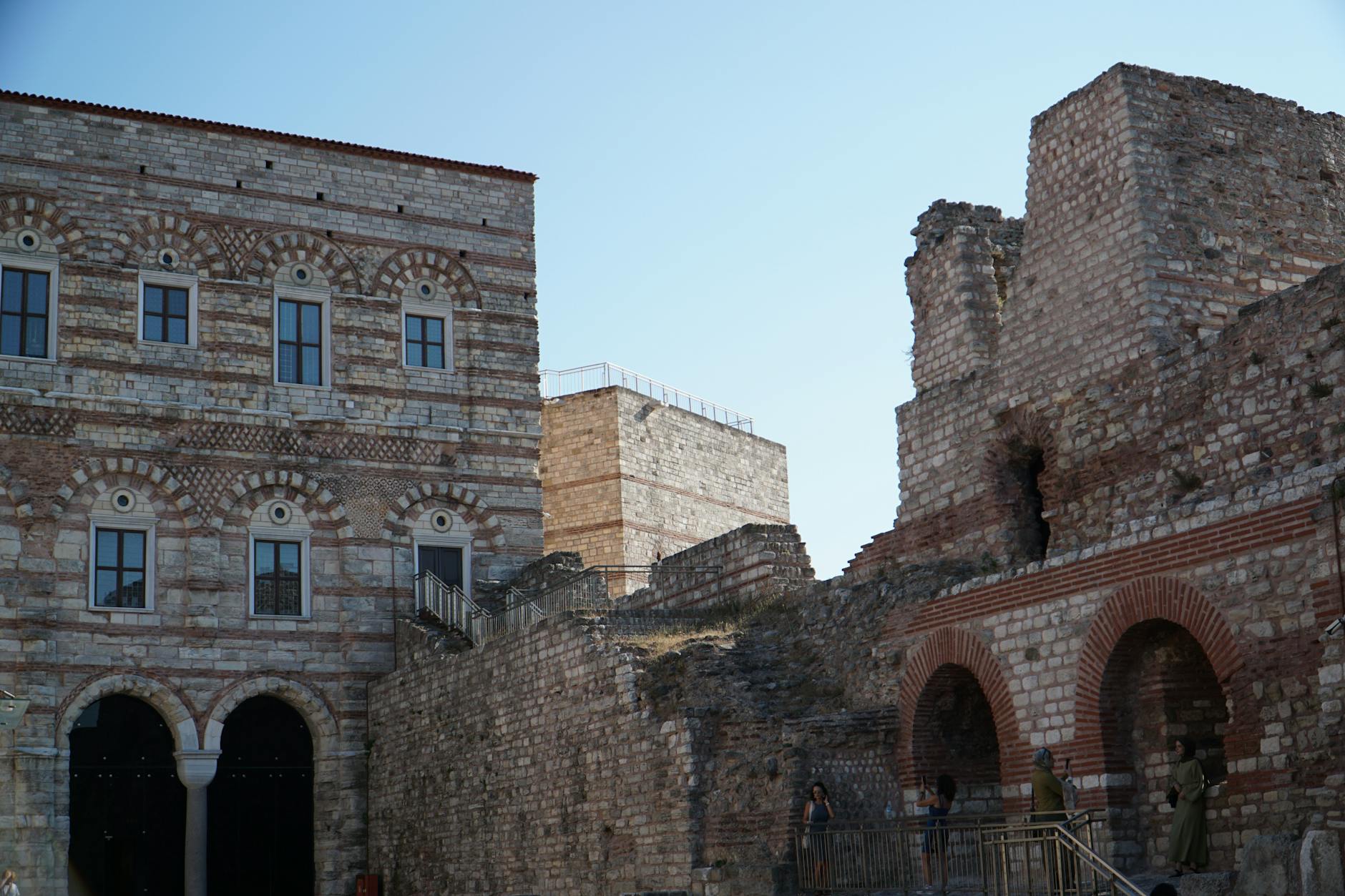 Les remparts byzantins et le palais du Porphyrogénète dans le quartier d'Ayvansaray.