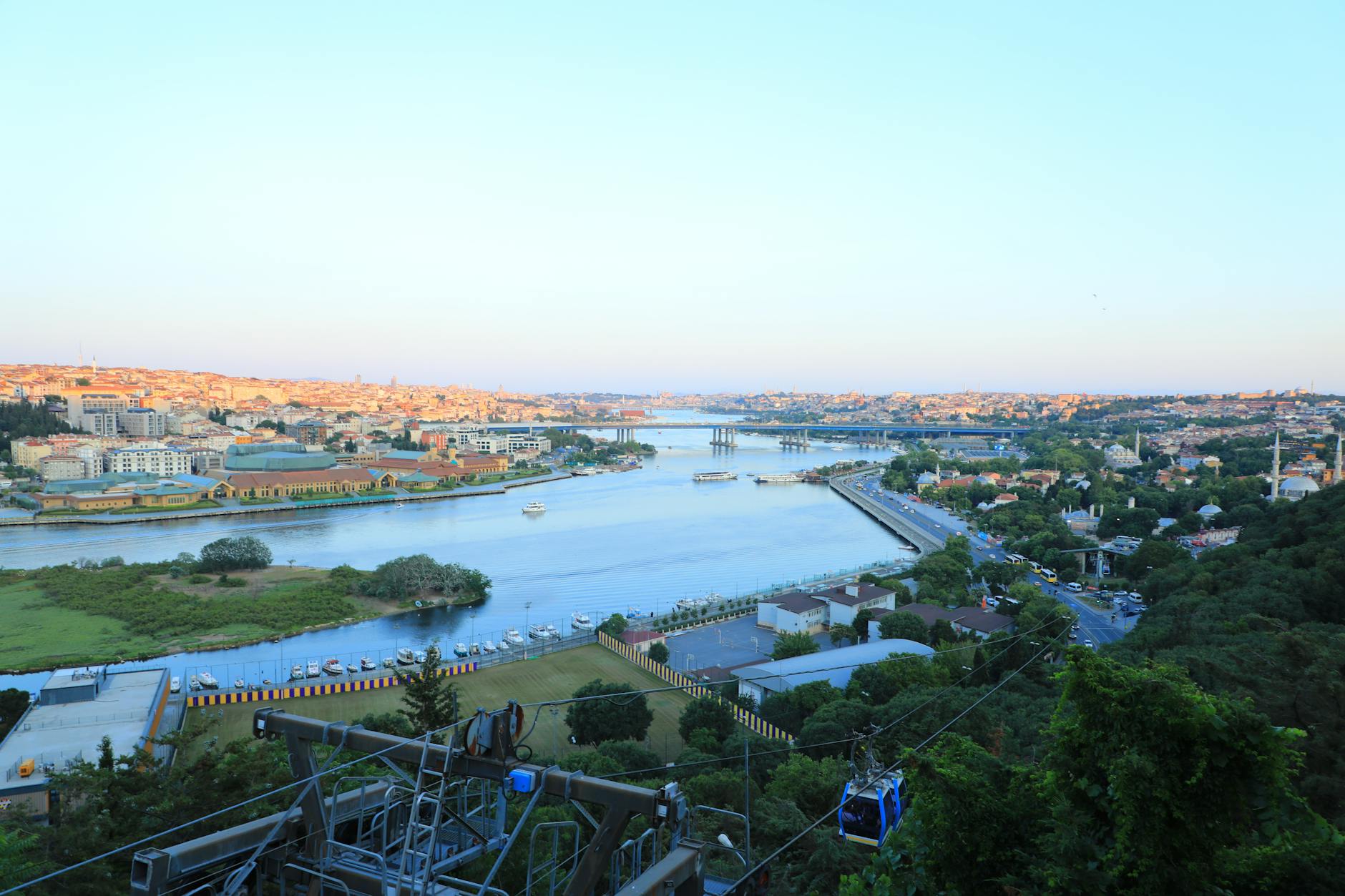 Vue panoramique sur la Corne d'Or depuis la colline Pierre Loti à Istanbul.