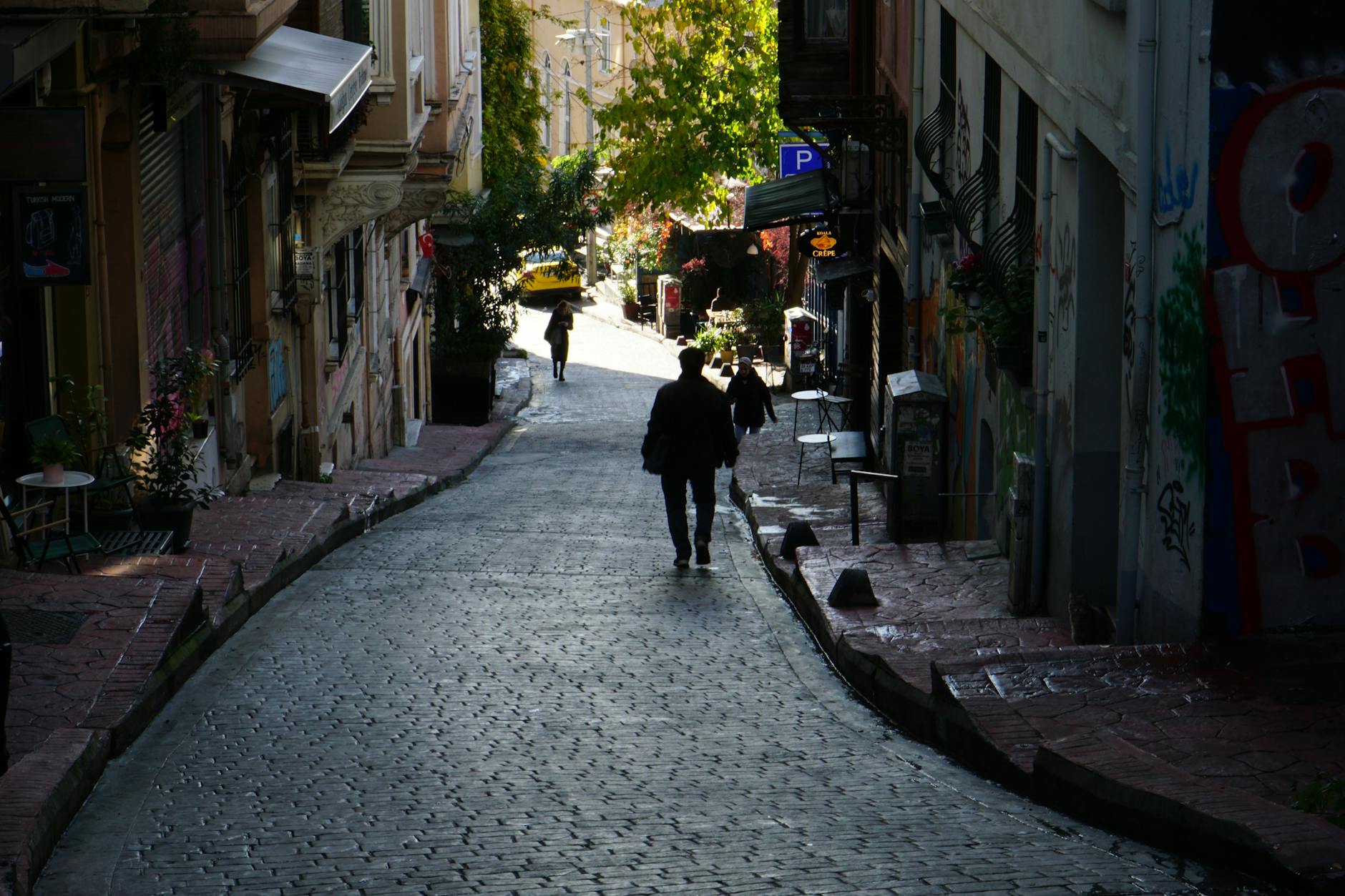 Une ruelle étroite et pavée menant vers le front de mer de Cankurtaran.