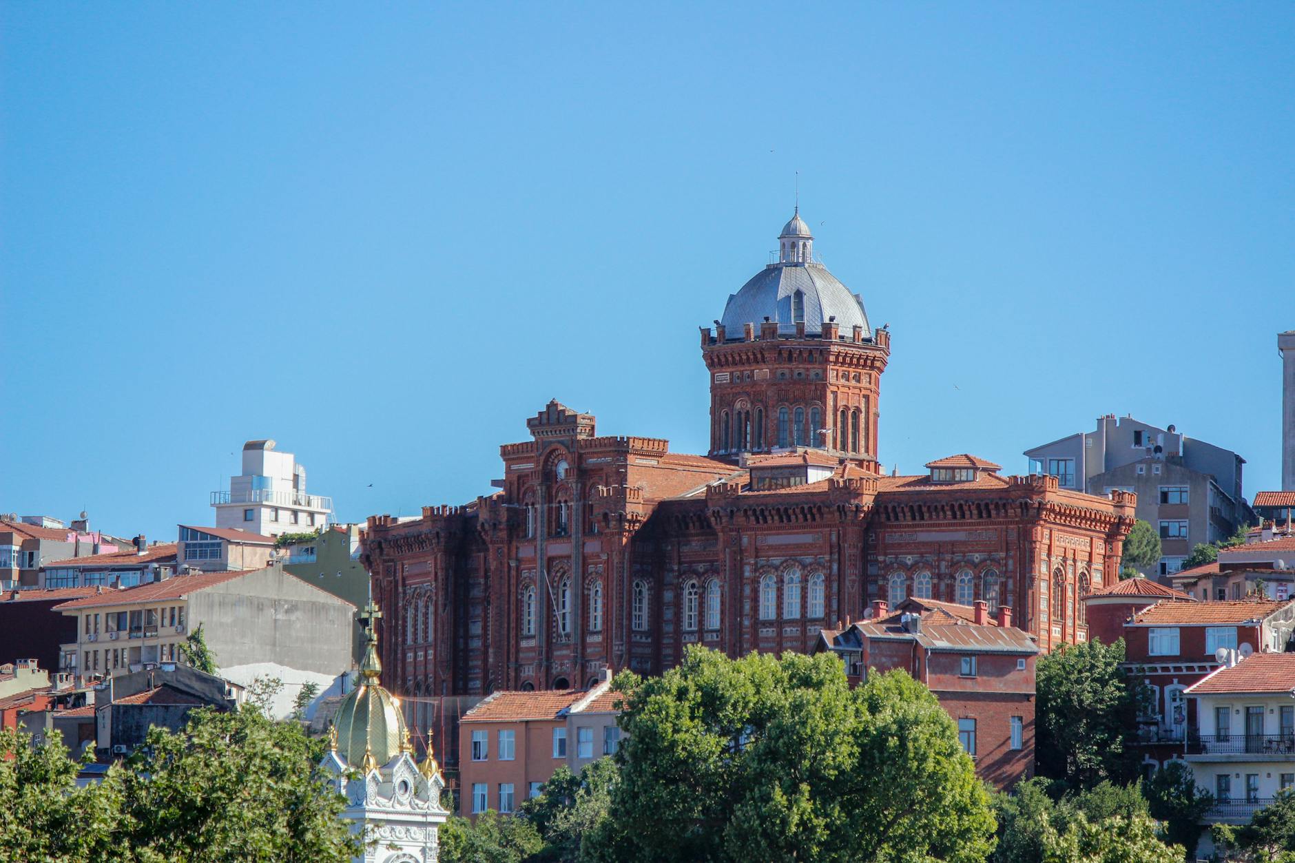 Le majestueux lycée grec orthodoxe de Phanar surplombe le quartier de Fener.