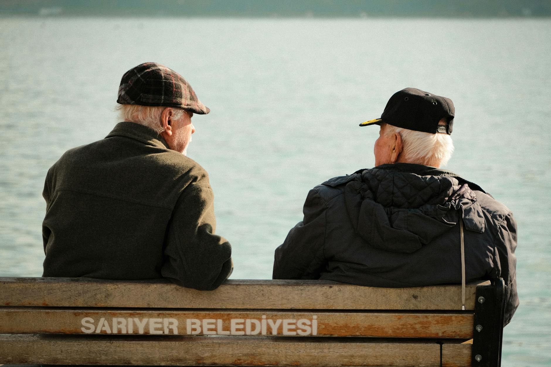 Deux seniors assis sur un banc municipal face au Bosphore à Sarıyer.