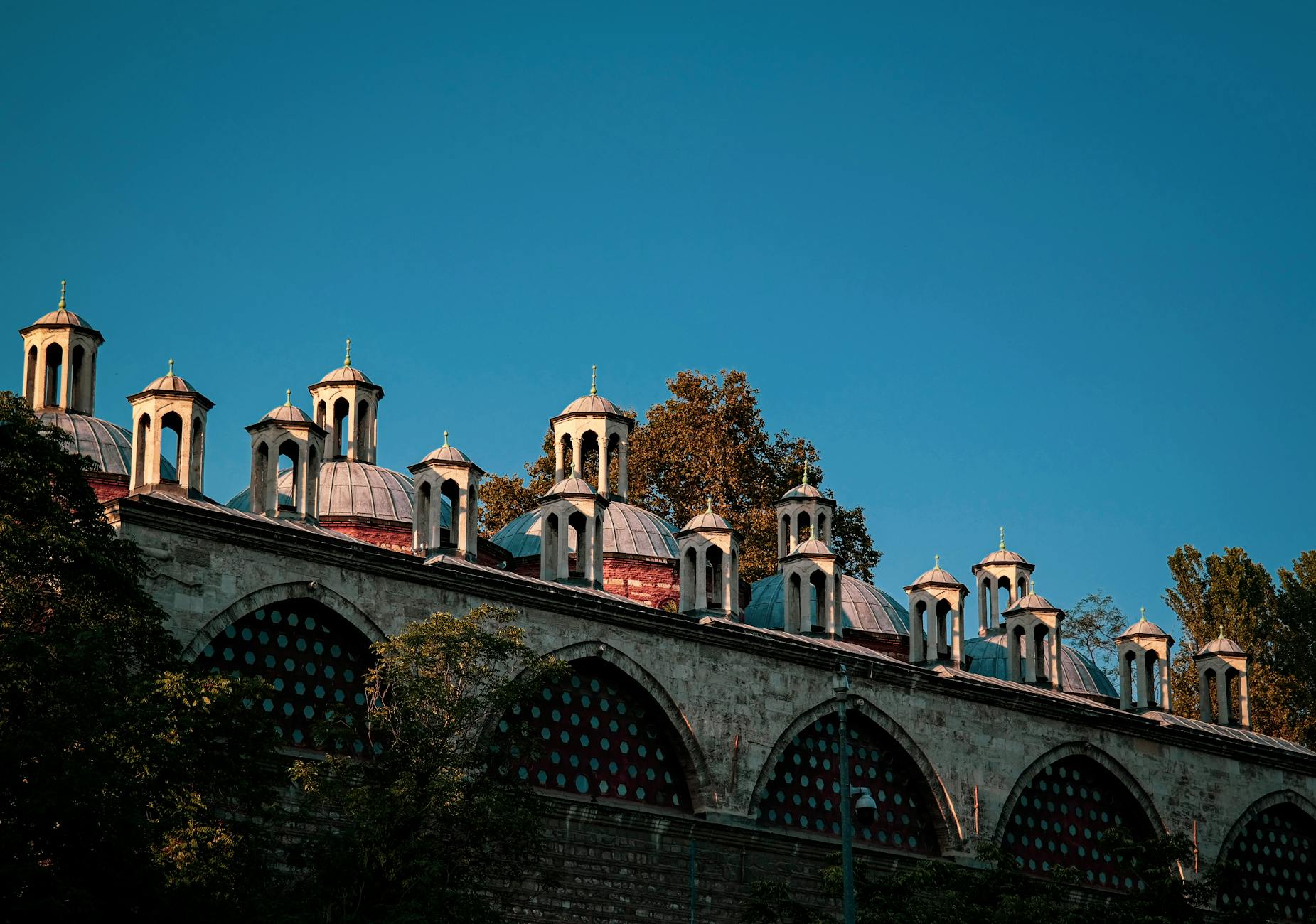 Les dômes de plomb de l'ancienne fonderie impériale devenue galerie d'art.