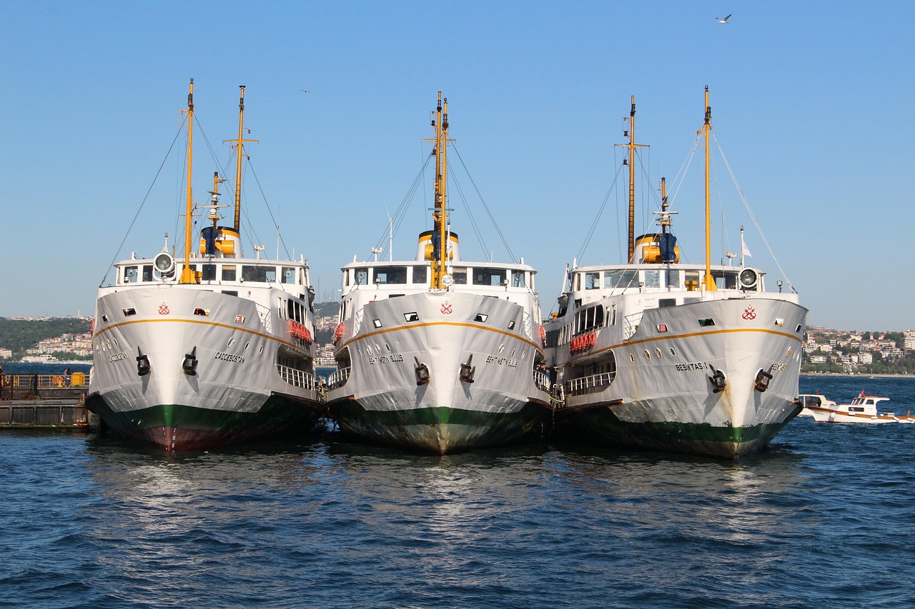 Trois ferrys traditionnels amarrés prêts pour une traversée de la Corne d'Or.