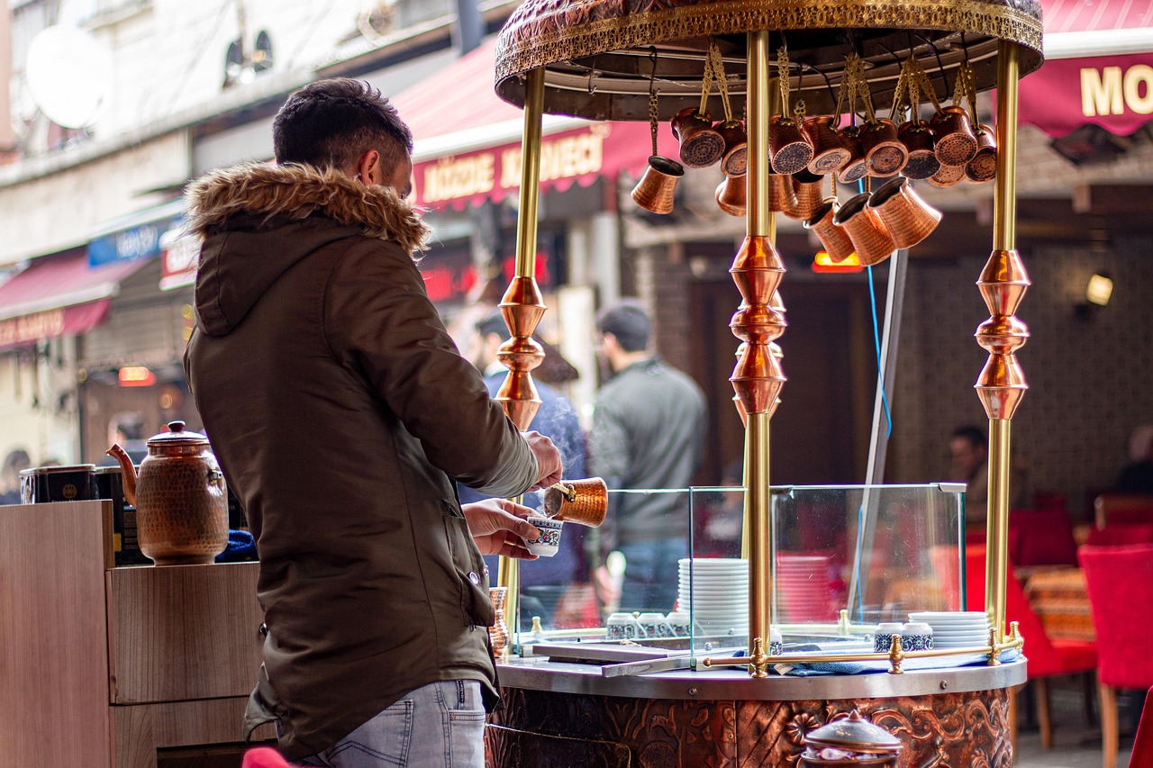 Un vendeur prépare du café turc traditionnel dans une rue d'Istanbul.