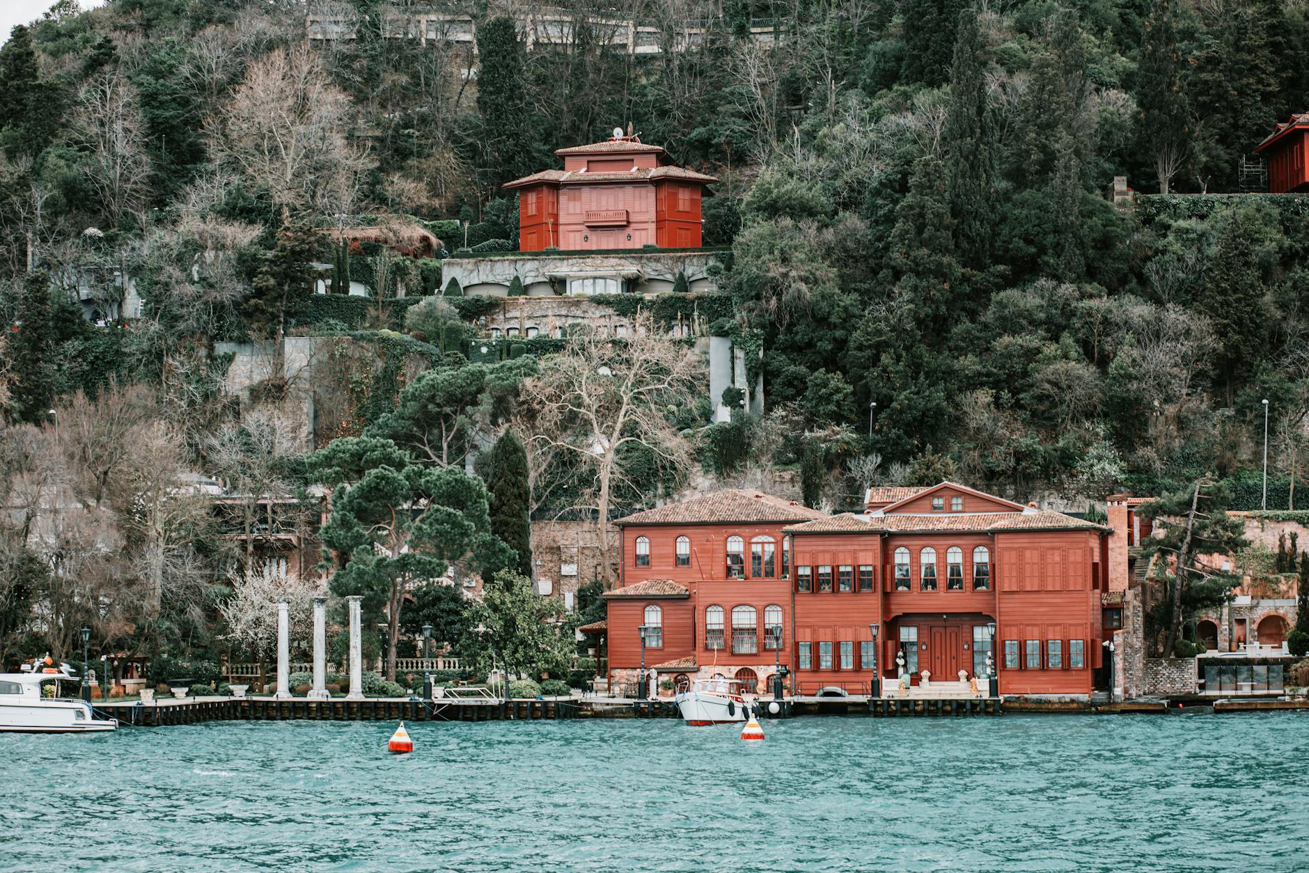 Maisons traditionnelles ottomanes en bois le long du Bosphore à Istanbul.