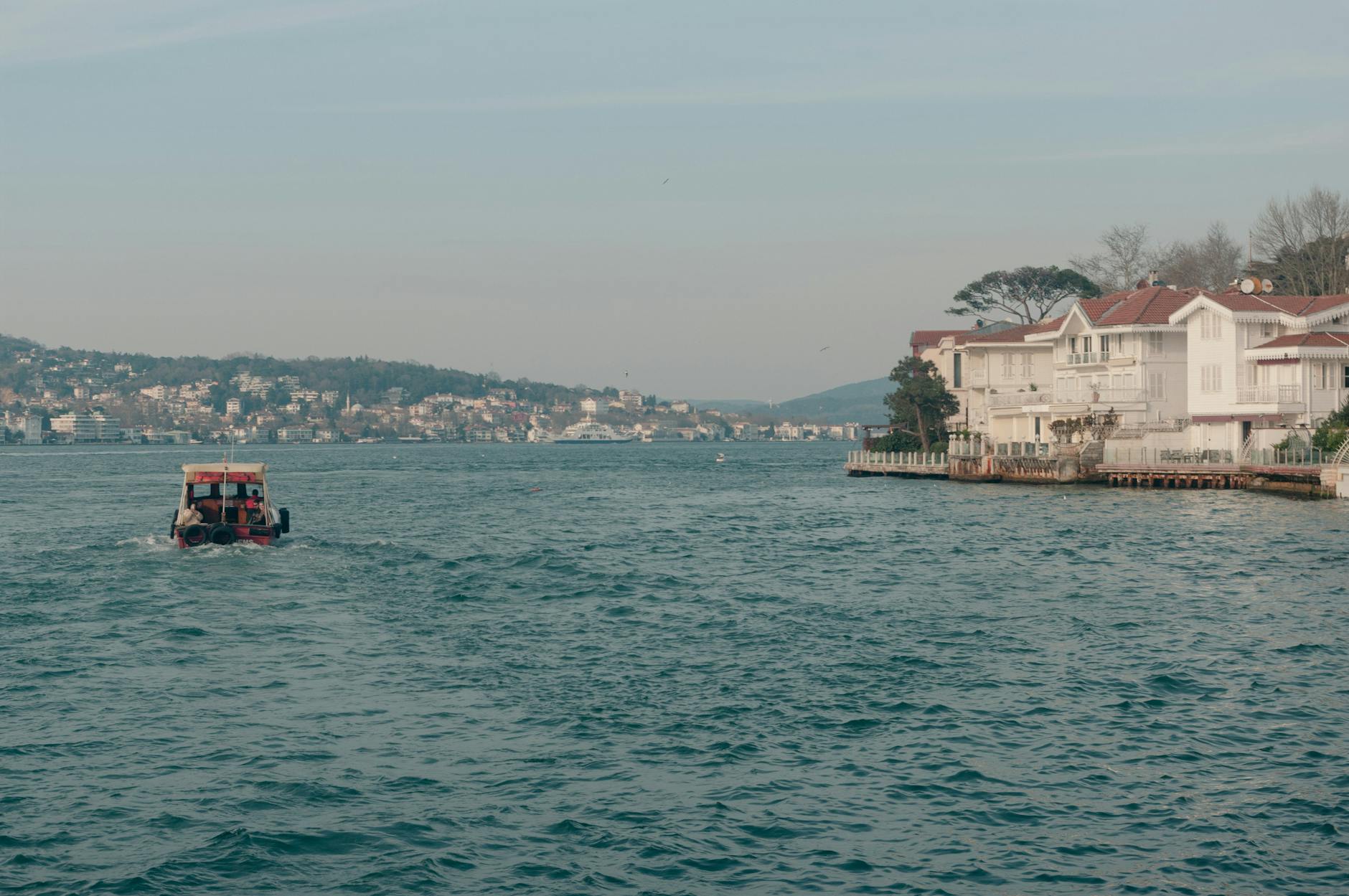 Vue du front de mer à Yeşilköy avec un bateau sur l'eau.
