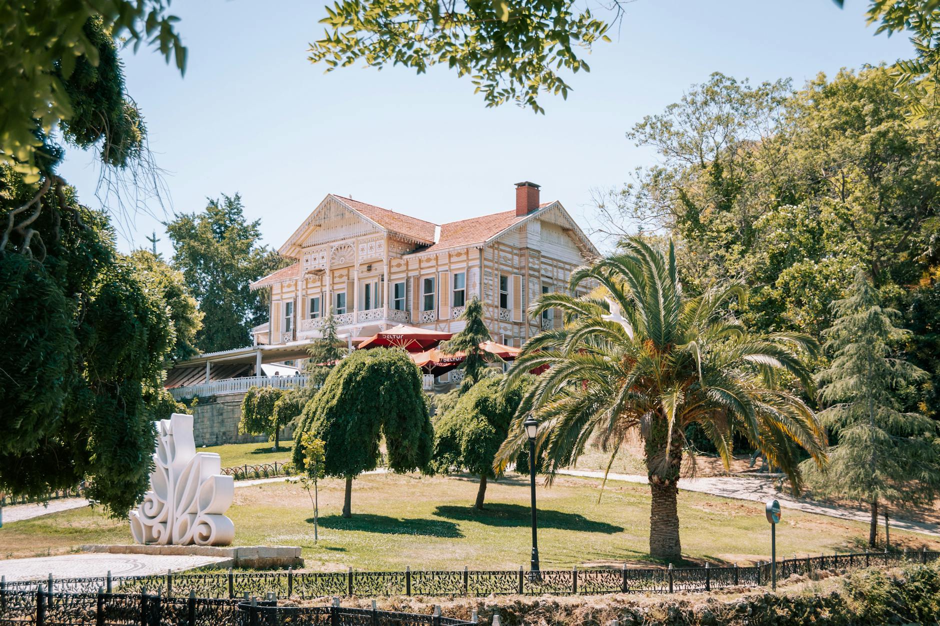 Le Pavillon Jaune historique entouré de jardins luxuriants dans le parc d'Emirgan.