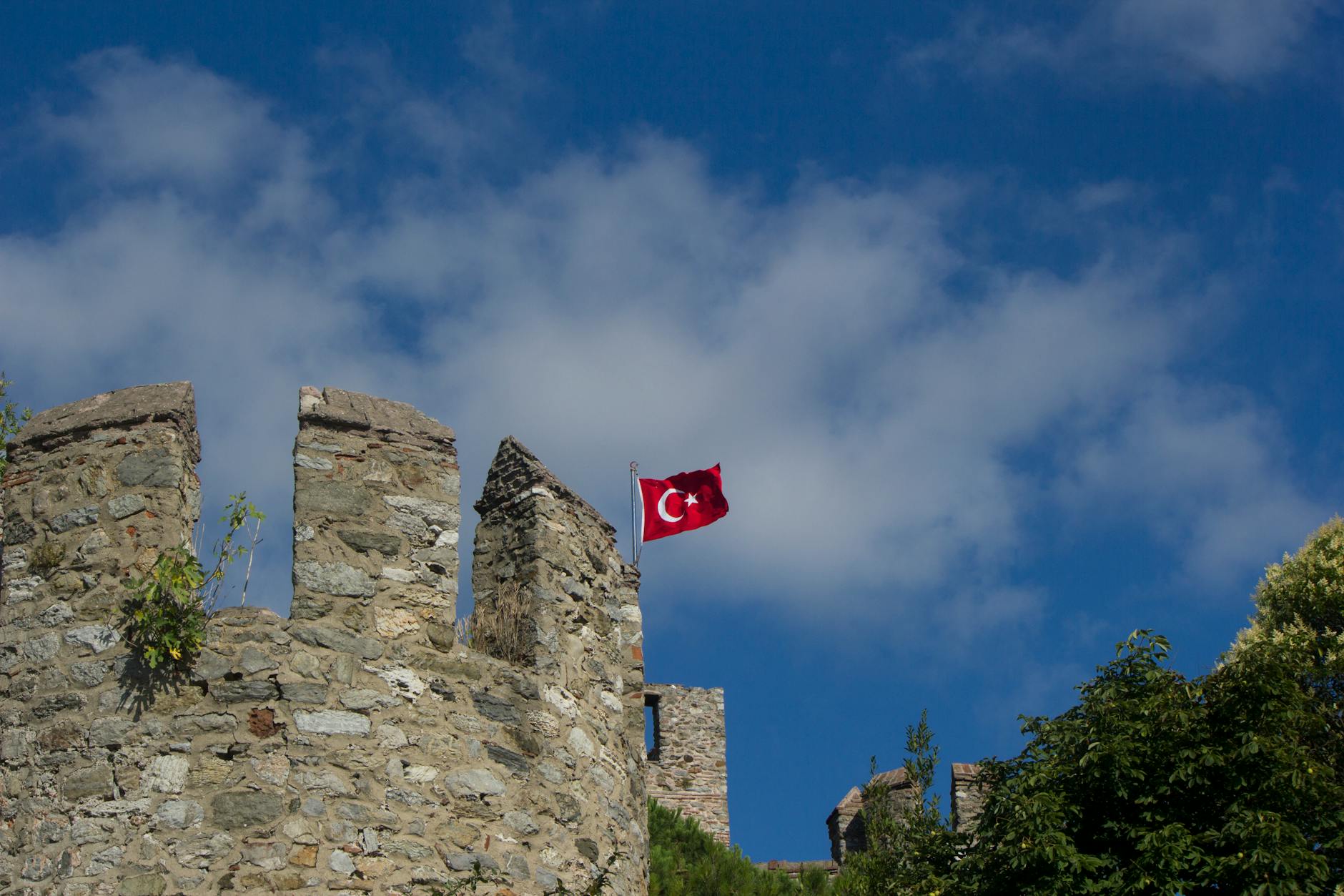 Le drapeau turc flottant sur les remparts de la forteresse d'Anadolu Kavağı.
